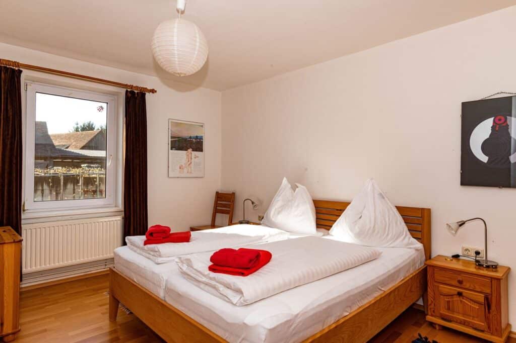Ferienwohnung Feldblick – Schlafzimmer mit Doppelbett