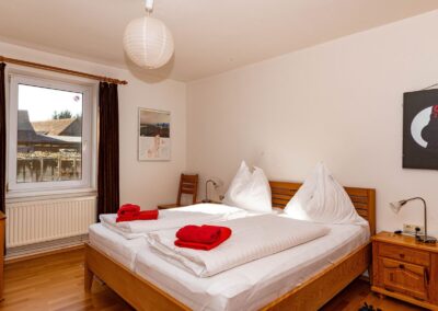Ferienwohnung Feldblick – Schlafzimmer mit Doppelbett