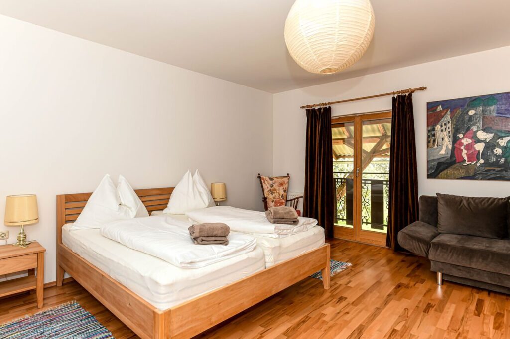 Ferienwohnung Waldblick – helles Schlafzimmer