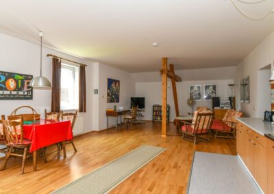 Ferienwohnung Waldblick – großzügiges Wohnstudio mit Essbereich