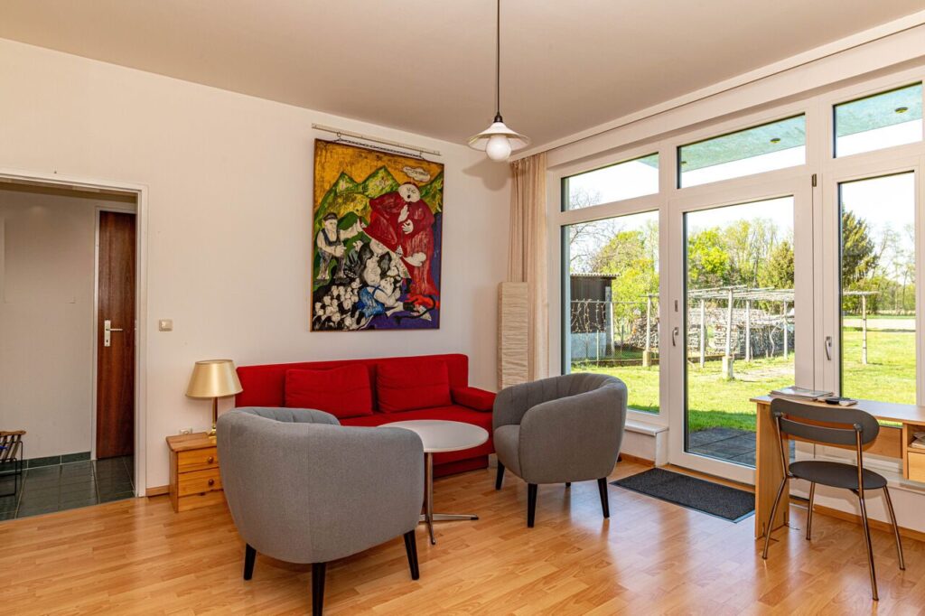 Ferienwohnung Wiesenglück – Wohnraum mit Panoramablick auf Wiesen und Wälder