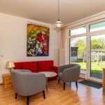 Ferienwohnung Wiesenglück – Wohnraum mit Panoramablick auf Wiesen und Wälder