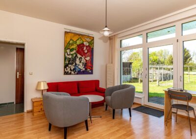 Ferienwohnung Wiesenglück – Wohnraum mit Panoramablick auf Wiesen und Wälder